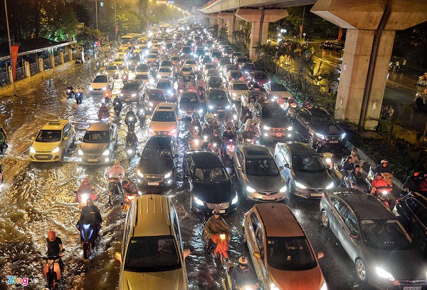 Chùm ảnh mưa lớn ở Hà Nội: Nhiều tuyến phố ngập sâu, tắc đường hàng giờ - Hình 6