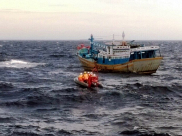 Nghệ An: Tìm kiếm ngư dân rơi xuống biển mất tích trong đêm