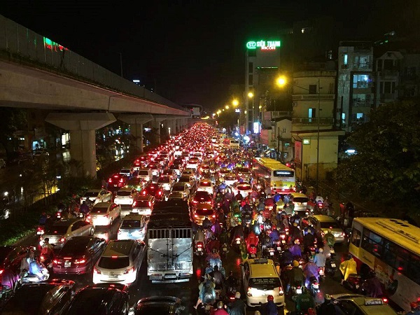Chùm ảnh mưa lớn ở Hà Nội: Nhiều tuyến phố ngập sâu, tắc đường hàng giờ - Hình 5