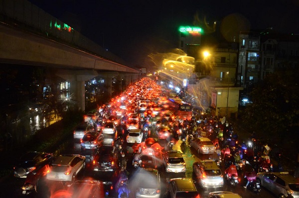 Chùm ảnh mưa lớn ở Hà Nội: Nhiều tuyến phố ngập sâu, tắc đường hàng giờ - Hình 4