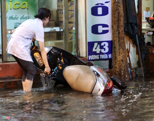 Chùm ảnh mưa lớn ở Hà Nội: Nhiều tuyến phố ngập sâu, tắc đường hàng giờ - Hình 2