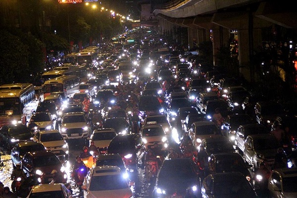 Chùm ảnh mưa lớn ở Hà Nội: Nhiều tuyến phố ngập sâu, tắc đường hàng giờ - Hình 1