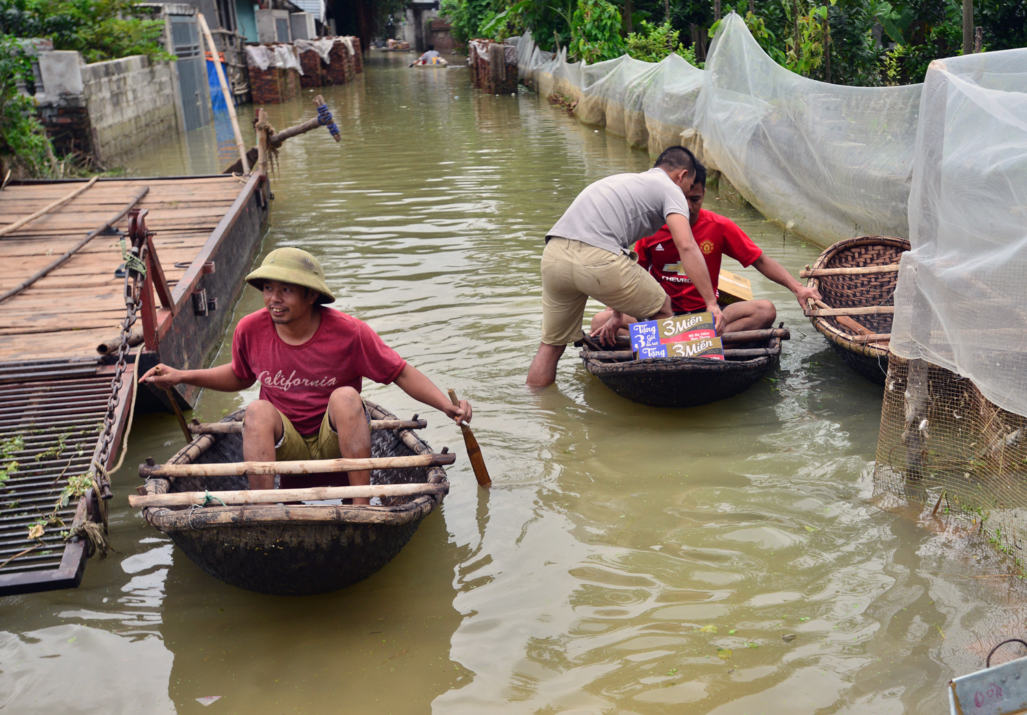 Ngập tại Chương Mỹ: Người dân “oằn” mình với lụt
