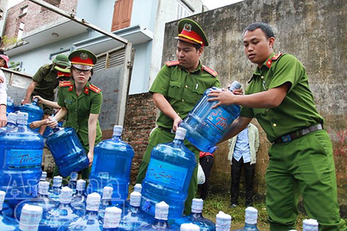 Hà Nội: 3 Doanh nghiệp hỗ trợ nước uống cho nhân dân bị ngập lụt ở Chương Mỹ - Hình 1