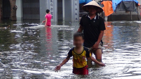 Hà Nội: Chương Mỹ ngập lụt, 700 người mắc bệnh - Hình 2
