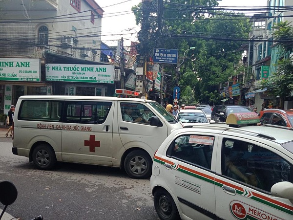 Người dân bức xúc vì cổng vào Bệnh viện Nhi Trung ương luôn trong tình trạng ùn tắc