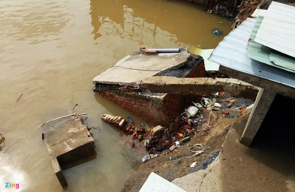 Hàng loạt căn nhà, khu chợ bị đổ ập xuống sông Đồng Nai - Hình 3