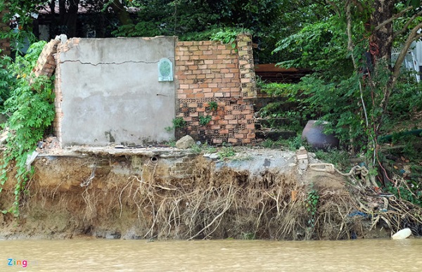Hàng loạt căn nhà, khu chợ bị đổ ập xuống sông Đồng Nai - Hình 9