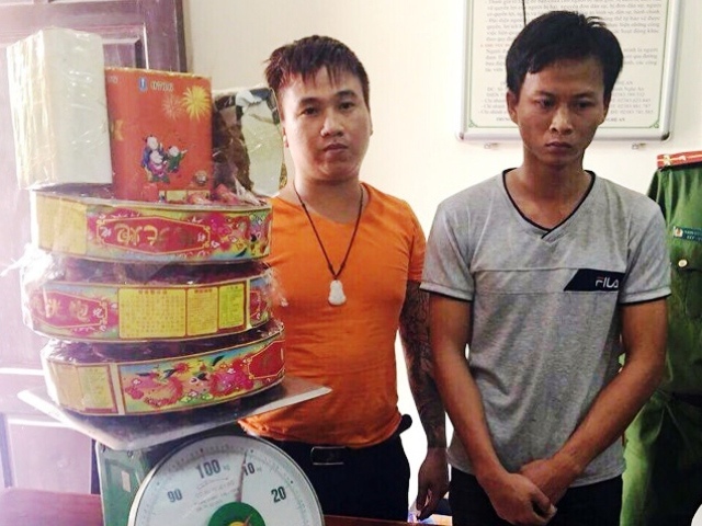 Nghệ An: Tóm gọn 2 thanh niên cùng 9 kg pháo nổ trên xe khách