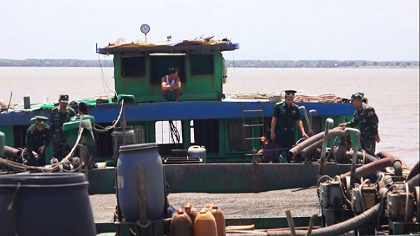 Biên phòng TP.HCM: Bắt 3 sà lan vận chuyển 1.500m³ cát lậu