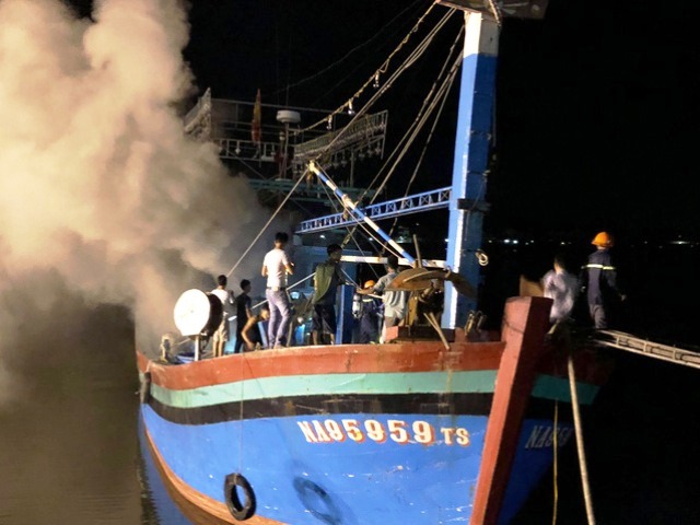 Nghệ An: Tàu cá bốc cháy dữ dội khi chuẩn bị ra khơi - Hình 1