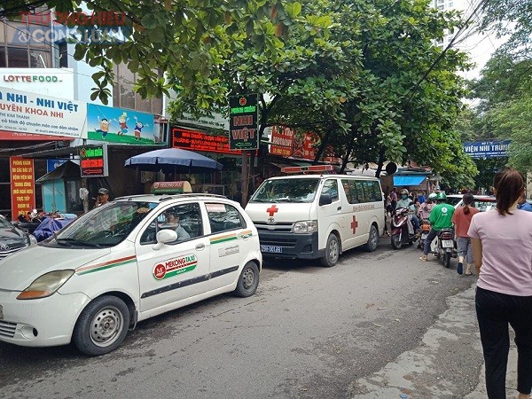 Hà Nội: Ùn tắc tại cổng Bệnh viên nhi Trung Ương, phải chăng có sự tiếp tay, chống lưng? - Hình 2