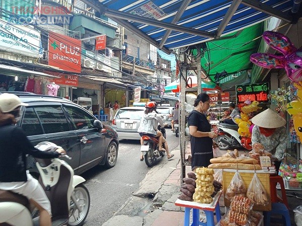 Hà Nội: Ùn tắc tại cổng Bệnh viên nhi Trung Ương, phải chăng có sự tiếp tay, chống lưng? - Hình 6