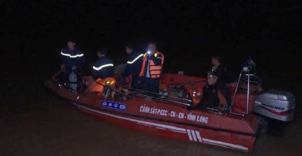 Vĩnh Long: Lật sà lan, bé gái 6 tuổi mất tích
