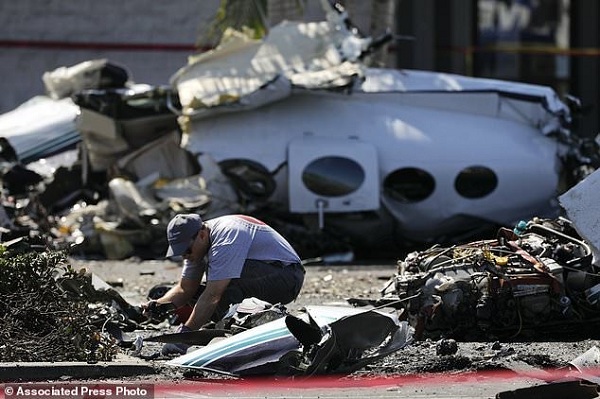 Máy bay đâm đầu xuống bãi đỗ xe ở California, 5 người thiệt mạng - Hình 1