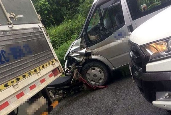 Hà Giang: Xe máy va chạm với xe 16 chỗ, hai người tử vong