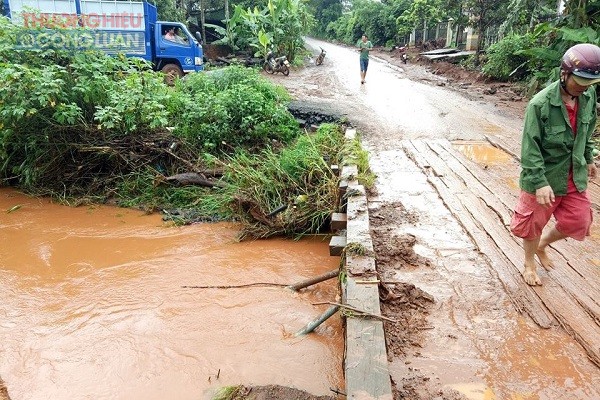 Gia Lai: Chạy xe qua cầu ngập nước, 2 thanh niên bị nước cuốn - Hình 1