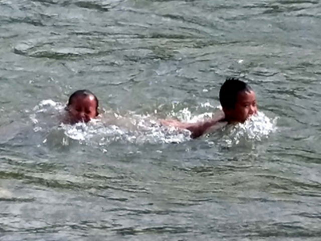 Nghệ An: 2 anh em họ đuối nước thương tâm