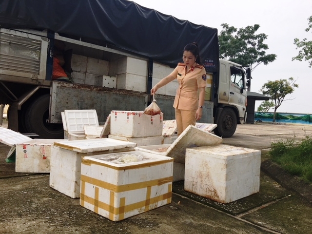 Thanh Hóa: Bắt giữ 2,5 tạ thịt gà bốc mùi hôi thối không giấy tờ hợp lệ