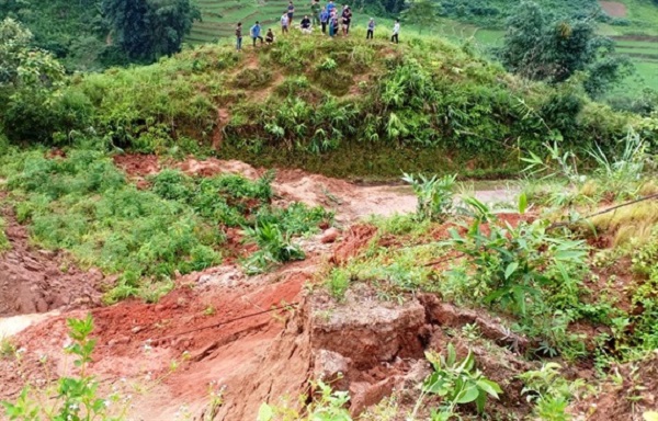 Hai bà cháu tử vong tại chỗ do sạt lở đất đá