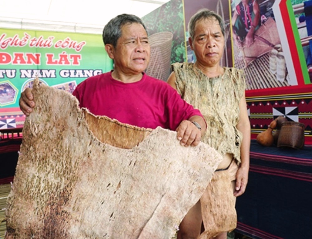 Lễ hội VH-TT các huyện miền núi tỉnh Quảng Nam: Trang phục chế biến từ vỏ cây rừng