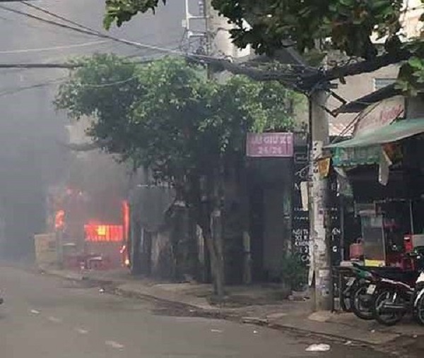Cháy bãi đậu xe ô tô gần sân bay Tân Sơn Nhất - Hình 1