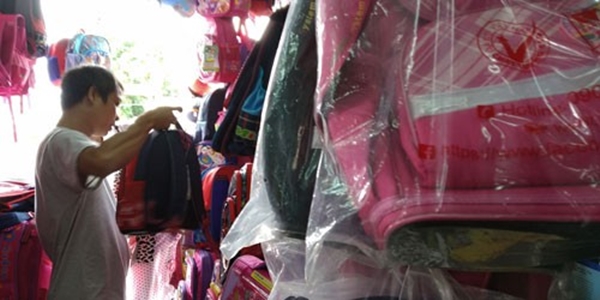 Phụ huynh 'rối mù' với Cặp chống gù trước thềm năm học mới