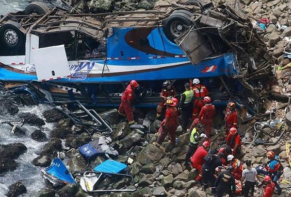 Peru: Xe buýt lao xuống vực sâu, gần 60 người thương vong - Hình 1