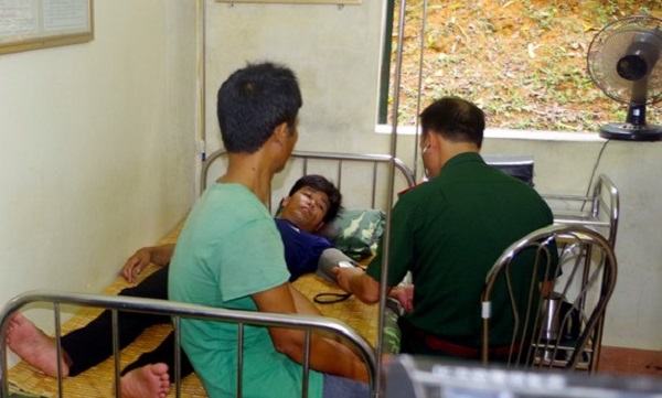 Đồn Biên phòng Quan Lạn: Cứu hộ 3 thuyền viên gặp nạn trên biển