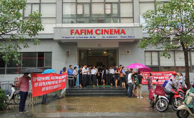 Bức xúc vì CĐT 'ôm' quỹ bảo trì, cư dân Star City dầm mưa đòi quyền lợi