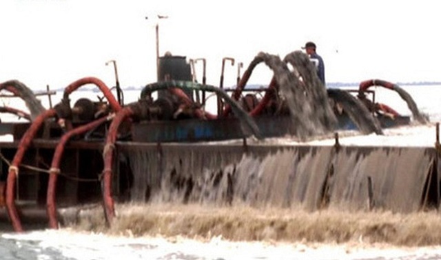 Giá cát tăng cao kỷ lục càng khiến nạn khai thác cát lậu trở nên bát nháo