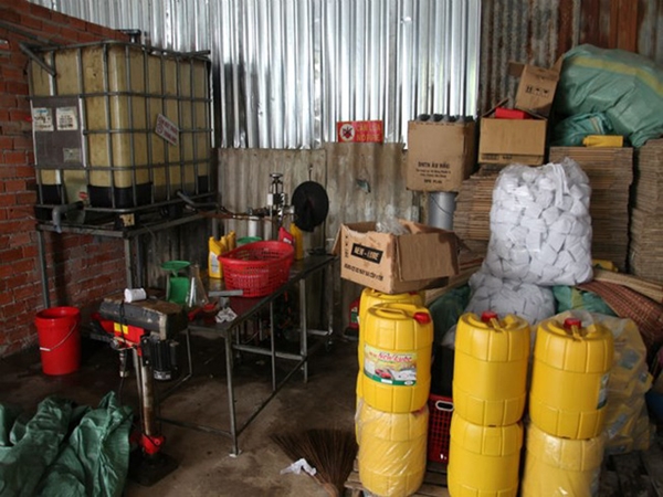 Cần Thơ: Phát hiện 2.000 lít nhớt giả nhãn hiệu nổi tiếng