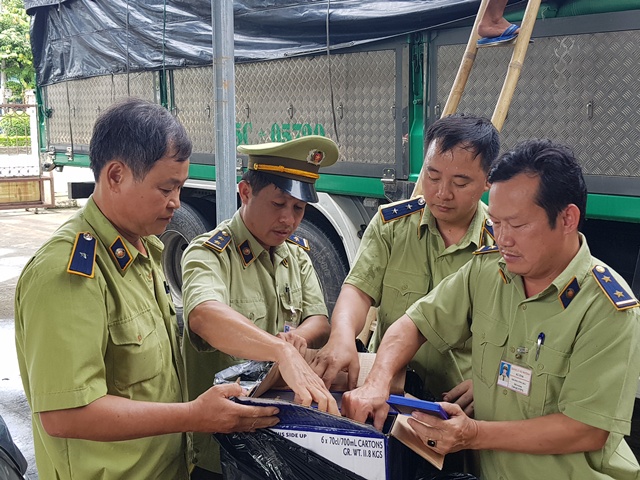 Hà Tĩnh: 400 chai rượu Chivas, Baileys 12 nhập lậu trên xe tải