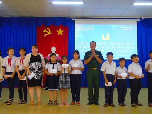 Đồn Biên phòng Phước Hải: Trao tặng quà cho học sinh nghèo
