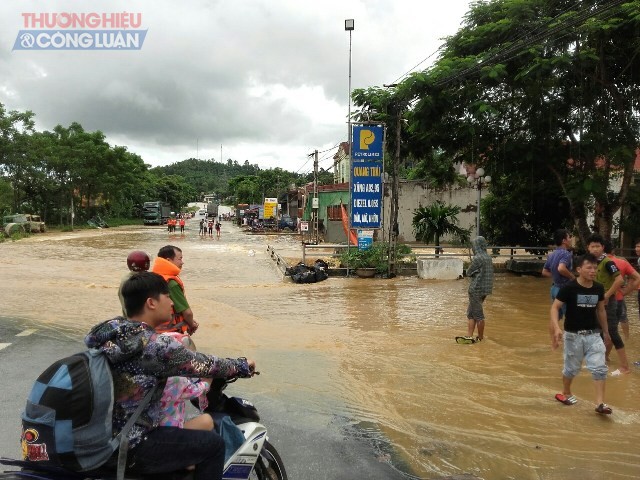 Nghệ An: Ảnh hưởng bão số 4, nhiều địa phương bị ngập nặng - Hình 1