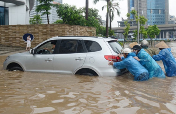 Những lưu ý giúp ô tô an toàn 'sống sót' qua mùa mưa bão - Hình 1