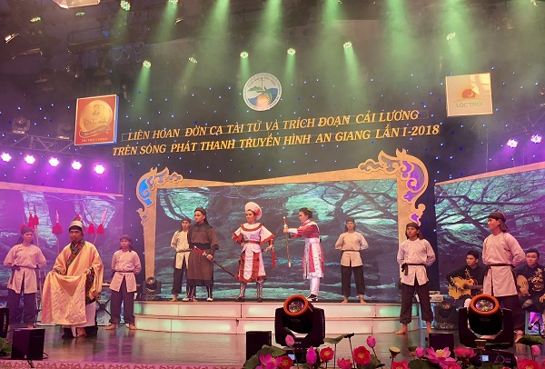 Đội đờn ca tài tử huyện Chợ Mới đoạt giải Đờn Kìm Vàng do Trà thanh nhiệt Dr Thanh tài trợ