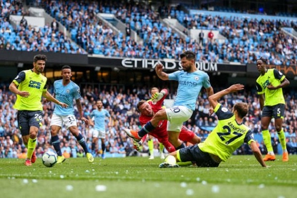 Man City 6-1 Huddersfield: Aguero lập hat-trick đầu tiên ở mùa giải mới - Hình 2