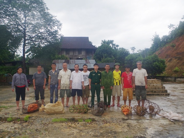 Nghệ An: Đồn Biên phòng Thông Thụ tặng lợn giống cho bản nghèo