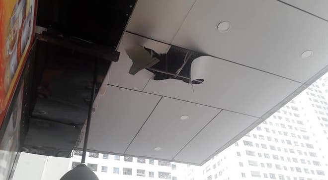 Rơi vật liệu xây dựng tại Chung cư Linh Đàm