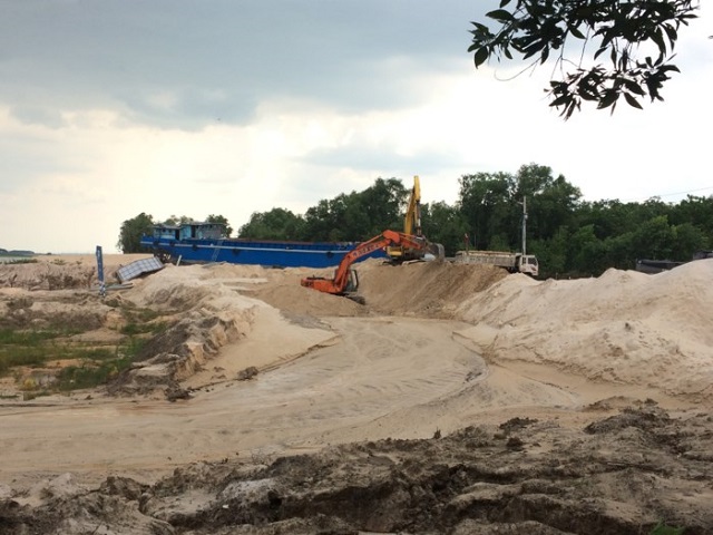 Tây Ninh: "Cát tặc" lộng hành như chốn không người tại hồ Dầu Tiếng