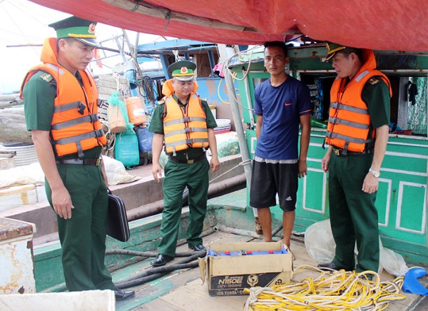 Quảng Ninh: Bắt giữ 5 tàu cá khai thác thủy hải sản trái phép bằng hình thức te xiệp - Hình 1