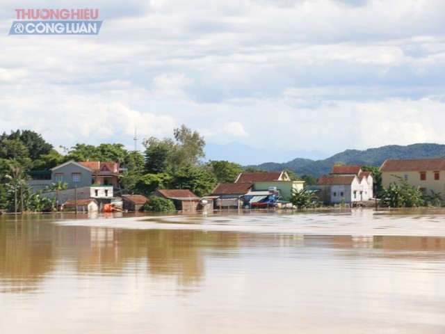 Nghệ An: Nước lũ dâng cao 'nhấn chìm' nhiều vùng hạ lưu - Hình 1