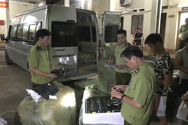 Lạng Sơn: Thu giữ 4.000 miếng kính cường lực dán màn hình điện thoại nhập lậu - Hình 1