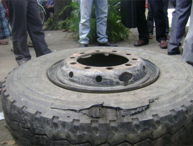 Nghệ An: Nổ lốp khi bơm hơi, chủ gara tử vong