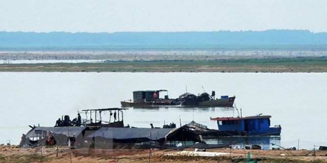 Ra quân chấn chỉnh hoạt động khai thác cát trong lòng hồ Dầu Tiếng