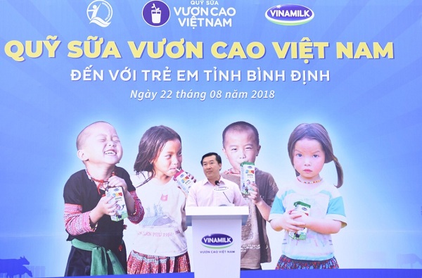 Phó Chủ tịch nước tham dự lễ trao 64.000 ly sữa cho trẻ em Bình Định - Hình 2