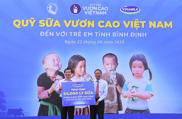 Phó Chủ tịch nước tham dự lễ trao 64.000 ly sữa cho trẻ em Bình Định - Hình 3