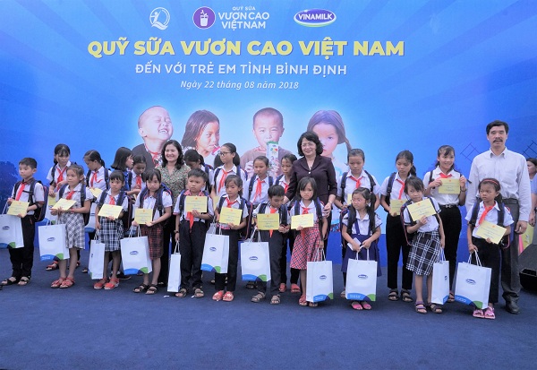Phó Chủ tịch nước tham dự lễ trao 64.000 ly sữa cho trẻ em Bình Định - Hình 1