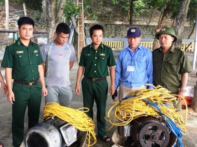 Hà Tĩnh: 2 tàu giã cào dùng kích điện khai thác hải sản
